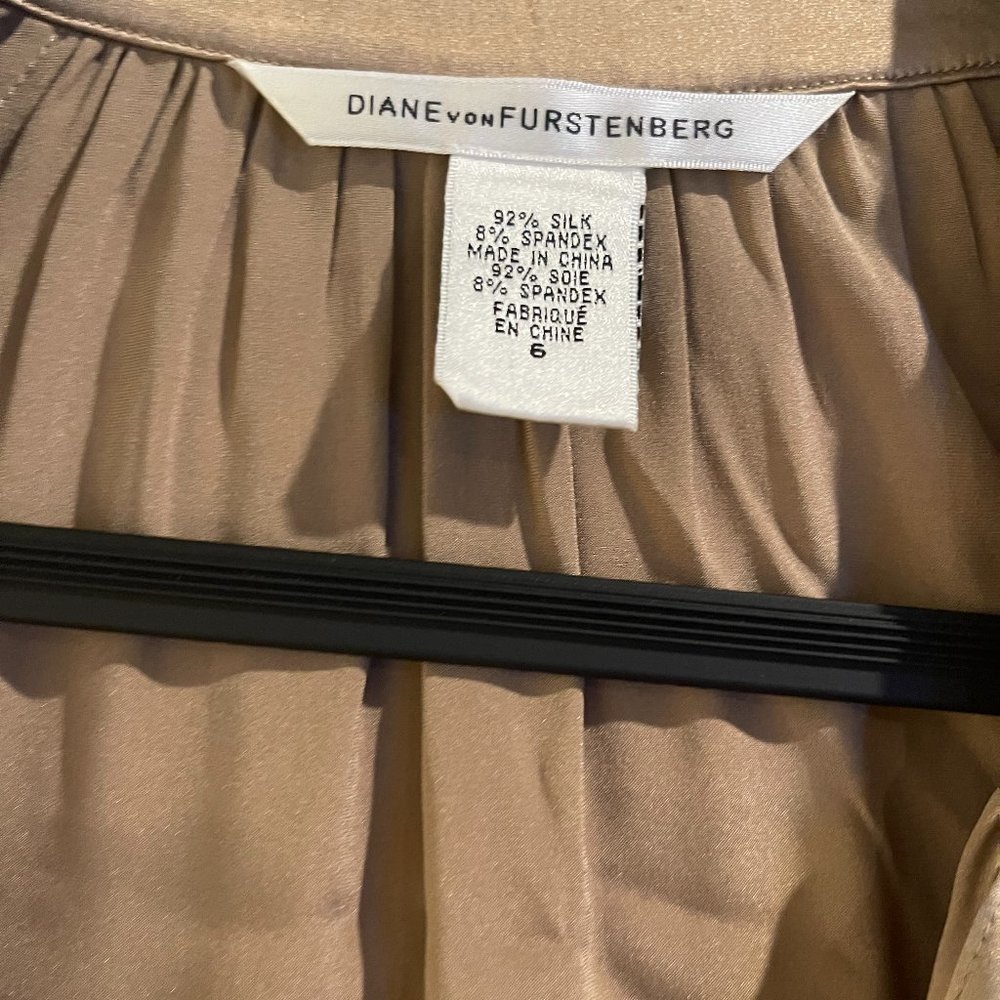Diane Von Furstenberg Gold Silk Pocketed Dress Size 6 - Picture 3 of 4
